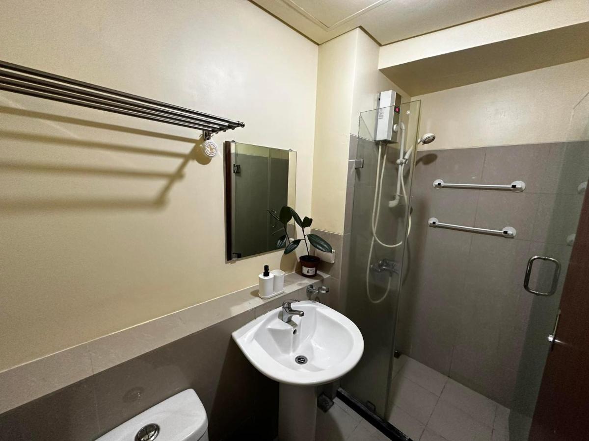 Modern Condo Living In Makati Manila Kültér fotó